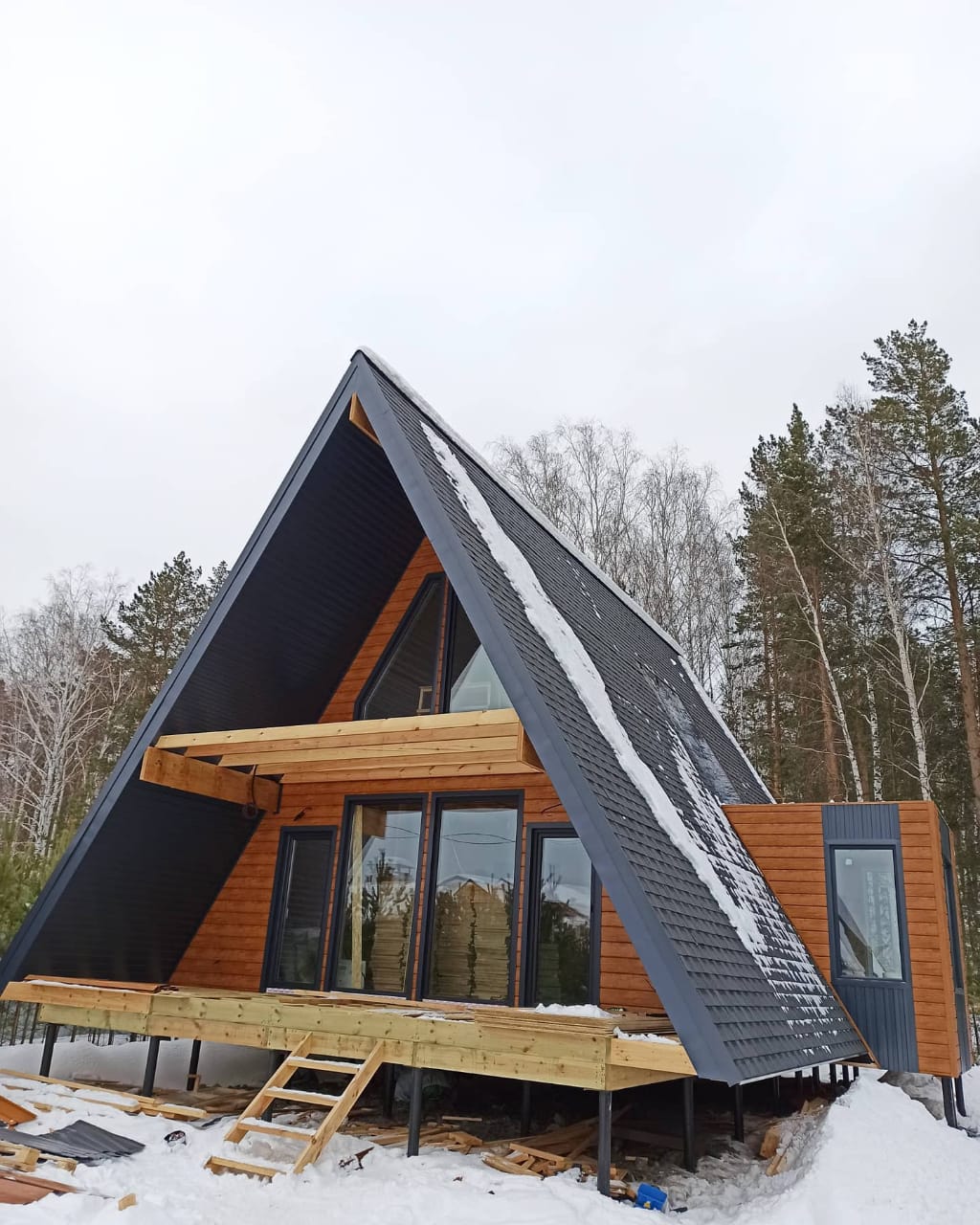 Пластиковые окна REHAU с ламинацией в современный каркасный дом