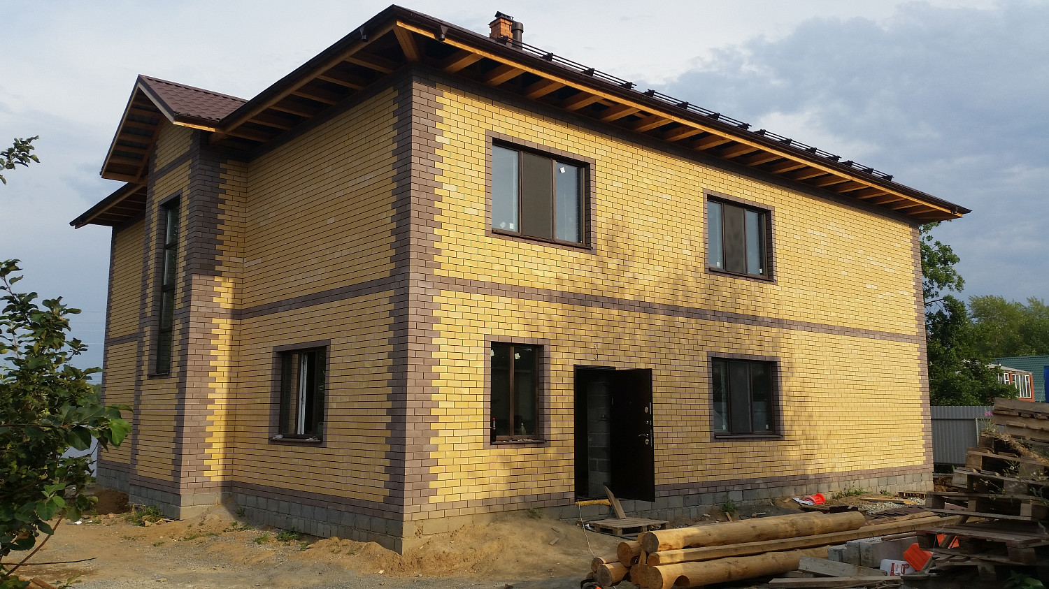 Пластиковые окна REHAU с ламинацией в кирпичный загородный дом