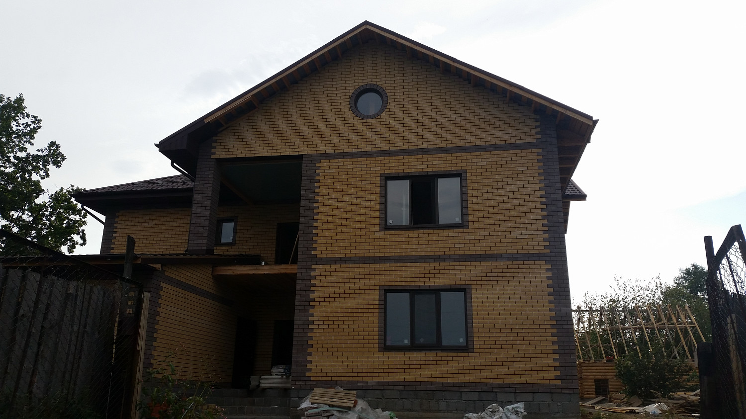 Пластиковые окна REHAU с ламинацией в кирпичный загородный дом